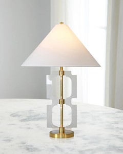 Lámpara de mesa geométrica acrílica y latón, iluminación artística moderna para espacios habitables minimalistas - Product Image 1