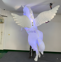 Cheval de saut géant volant à DEL avec ailes pour publicité extérieure, événement, fête et spectacle.