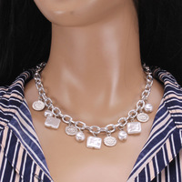 Collier de breloques de perles baroques multiples Collier de pendentifs de perles rondes assorties vintage pour femmes