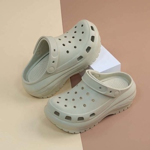 Sabots noirs à bout fermé pour femmes, semelle épaisse en EVA, soutien de la voûte plantaire, antidérapants, dessus en plastique, semelle extérieure en caoutchouc, pantoufles toutes saisons - Product Image 2