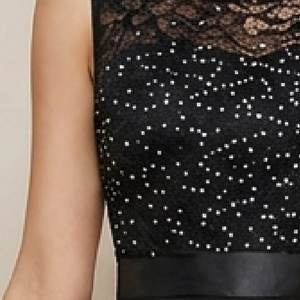 काली राइनस्टोन शाम का गाउन | गोल गर्दन आस्तीन रहित फर्श-लंबाई वाली पोशाक, क्रिस्टल अलंकरण के साथ - Product Image 5