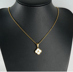 Collier en acier inoxydable en forme de trèfle à quatre feuilles avec lettre capitale et coquillage naturel, étanche, vente chaude pour femmes - Product Image 6