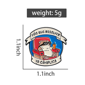 Pin Enamel Hamster Kartun Lucu Humor Spanyol MaS QUE RESOLVER YO COMPLICO Bros Pin Kerah Perhiasan Grosir - Product Image 6