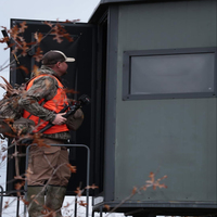 Abri de chasse aux cerfs en plein air, abri d'observation surélevé avec structure en acier et porte et fenêtres silencieuses