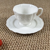 Service de table en céramique blanche embossée vintage, élégantes tasses et assiettes en porcelaine pour la salle à manger et la décoration de table