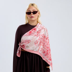 Pañuelo de Seda Twill 100% de Lujo con Estampado Floral en Rojo Cereza y Rosa Polvoriento, Borde Enrollado a Mano, Impresión Personalizada, Cuadrado, Longitud Media - Product Image 1