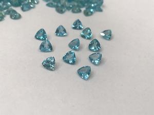 Pierres précieuses Apatite naturelles, de couleur bleu néon, à découper en triilicon - Product Image 5