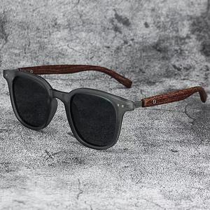 Gafas de Sol de Diseño Vintage con Montura Grande Color Verde Azulado para Hombre y Mujer, Protección UV400, con Textura de Madera y Material de PC, Venta al Por Mayor - Product Image 4