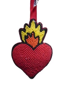 Adorno de pared con forma de corazón de terciopelo hecho a mano, decorado con bordado tradicional Zari, Sudha Pennathur, adorno de corazón rojo. - Product Image 3