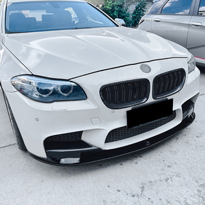 Alerón delantero BMW F10 F11 2011-2017 en negro piano con textura de fibra de carbono, material ABS, kit de carrocería para BMW Serie 5 M5 - Product Image 1