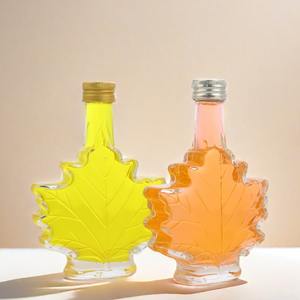 Bouteille de sirop en verre en forme de feuille d'<span class=keywords><strong>érable</strong></span> 50ml 100ml 250ml Bouteille de liqueur en verre avec bouchon <span class=keywords><strong>à</strong></span> vis pour <span class=keywords><strong>l</strong></span>'emballage de spiritueux Vodka - Product Image 1