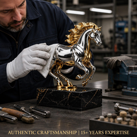 Trophée équestre personnalisé bicolore avec cheval argenté, crinière dorée et base en marbre