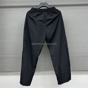 Mode estivale Pantalon baggy noir Pantalon de survêtement personnalisé à boutons latéraux Fabricant de pantalon de survêtement surdimensionné en nylon brodé pour hommes - Product Image 2