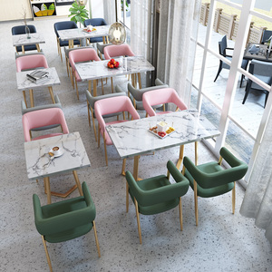 Table à manger de luxe en marbre avec chaises rembourrées colorées pour café bistro - Product Image 1