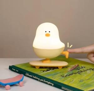 Lampe de table rechargeable Boyid Cute Skateboard Chick LED ABS avec contrôle tactile et variateur d'intensité pour enfants et adolescents - Product Image 4