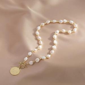 Collier en perles de style baroque rétro français avec pendentif en pièce d'or clair, chaîne de pull pour femme et chaîne de clavicule personnalisée - Product Image 1