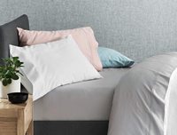 Fournisseur professionnel de linge de lit pour hôtels, taie d'oreiller en satin blanc tissé uni, 300TC, polyester coton, taille king, OEKO-TEX