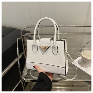 กระเป๋าสะพายข้างทรงสี่เหลี่ยม PU ขนาดใหญ่ ดีไซน์ทันสมัยสำหรับผู้หญิง พร้อมตัวล็อคแบบใหม่ สายสะพายไหล่เดี่ยว ปิดด้วยซิป เหมาะสำหรับฤดูใบไม้ร่วง - Product Image 6