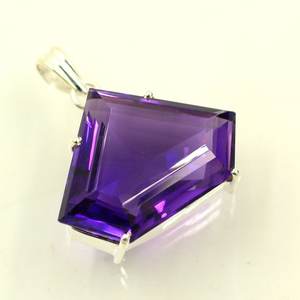 Colgante de Plata 925 con Amatista, Corte Triangular, Engaste de Garra, Solitario Clásico, Unisex, para Uso Diario - Product Image 1