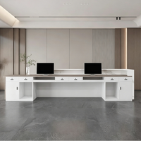 Comptoir de réception moderne personnalisé avec effet marbre et éclairage LED pour hôtel, immeuble commercial, hall d'entreprise