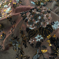 Tissu en organza avec broderie de perles et de paillettes, artisanat exquis, idéal pour les robes de mariée, les longues robes et les vêtements élégants