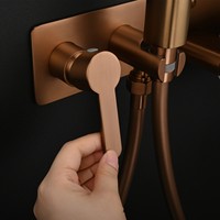Pistolet de pulvérisation pour bidet de toilette multifonction en laiton doré rose, avec porte-serviettes en papier, design moderne mural, pulvérisateur vertical