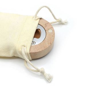 Juego de abridores de botellas de cerveza redondos de madera personalizados para boda con bolsa - Product Image 4