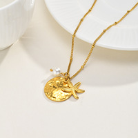 Collier unisexe tendance style océan en acier inoxydable plaqué or avec pendentif géométrique, chaîne latérale perlée, étoile de mer et coquillage, et perle