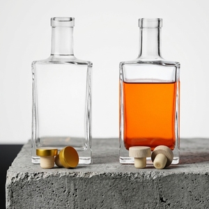 Bouteille en verre vide transparente carrée 500ml <span class=keywords><strong>700ml</strong></span> 750ml pour spiritueux/<span class=keywords><strong>gin</strong></span> avec bouchon en liège et capuchon en bois - Product Image 5