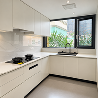 Meuble de cuisine blanc éclatant avec aménagement d'angle et portes à panneaux sans joint pour projets intérieurs résidentiels compacts
