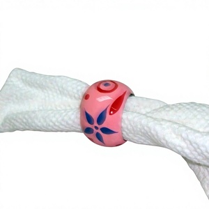 Porte-serviette décoratif en bois peint à la main avec motif de fleurs pour la fête de mariage, la douche de bébé et la table à manger pour tous les jours - Product Image 1