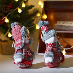 Diseño festivo de punto Adorable muñeco de nieve Adornos de felpa de Navidad Juego de 2 para decoración colgante de árbol - Product Image 4