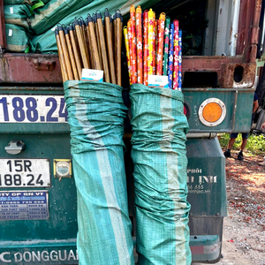 Grain de bois PVC articles ménagers enduit balai manche Mopstick au Vietnam - Product Image 1
