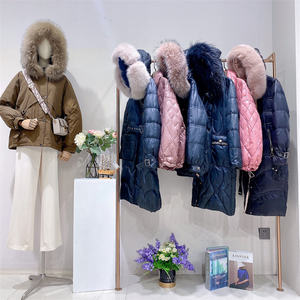 Descuento de etiqueta cortada <span class=keywords><strong>Ropa</strong></span> de <span class=keywords><strong>mujer</strong></span> Inventario Cola Stock Liquidación de invierno Cuello de piel Chaqueta de plumón de longitud media usada Envío mixto - Product Image 4