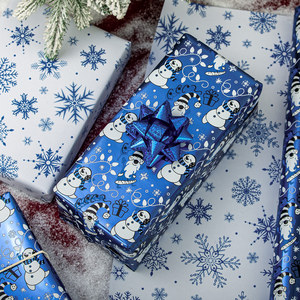 Rollo de Papel de Regalo Navideño Reversible de 17 Pulgadas x 33 Pies, Dorado Metálico con Diseño de Gnomos y Muñecos de Nieve con Copos de Nieve Azules - Product Image 2