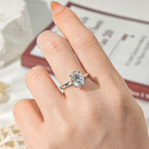 Anillo Solitario de Plata de Ley S925 con Piedra de Moissanita Ovalada de 7*10 mm y 2 Quilates - Product Image 5