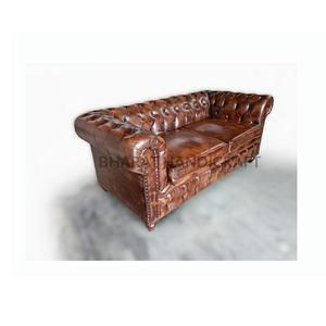 Canapé Chesterfield 2 places, revêtement en cuir luxueux, design classique capitonné, assise profonde confortable, parfait - Product Image 1