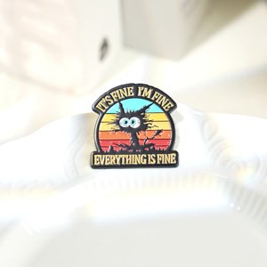 Está <span class=keywords><strong>bien</strong></span>, estoy <span class=keywords><strong>bien</strong></span>, <span class=keywords><strong>todo</strong></span> es fino, Pin de esmalte, divertido gato negro, sarcasmo, cita, broche, insignia de solapa, regalo de joyería para amigos - Product Image 1
