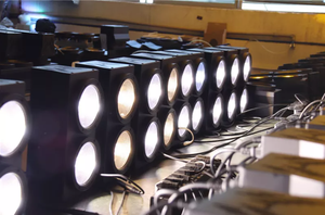 Foco de Luz de Superficie de Aluminio COB de 450W con 4 Ojos y Proyector de Haz para Iluminación de Escenarios y Salas de Conferencia - Product Image 5