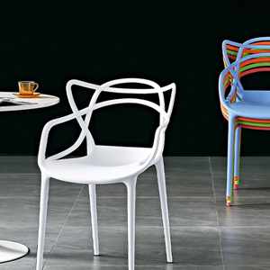 Chaise empilable légère en plastique PP, <span class=keywords><strong>fauteuil</strong></span> au design moderne et simple pour la maison, la salle <span class=keywords><strong>à</strong></span> manger, le café, le restaurant, les événements, les fêtes, la location - Product Image 1