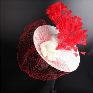 Sombrero Fascinador Vintage con Base Blanca, Velo de Red Negro y Lazo de Plumas - Product Image 6