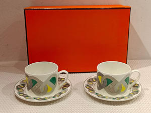 Vente en gros de tasses et soucoupes de luxe britanniques Runway 2 disponibles - Product Image 4