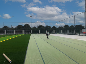 حصيرة امتصاص الصدمات من الرغوة العشبية الاصطناعية عالية الكثافة صديقة للبيئة مع مطاط لملاعب كرة القدم، بسماكة 10 مم/20 مم على شكل لفافة - Product Image 5