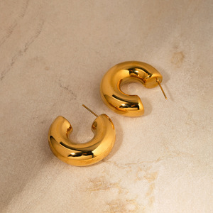 Pendientes de Aro Geométricos Chapados en Oro de 18K con Poste de Acero Inoxidable para Uso Diario - Product Image 4