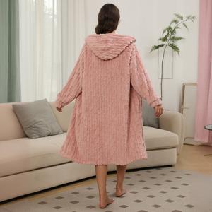 Autunno e inverno rosa fagiolo felice pigiama da donna in velluto corallo lungo con cappuccio e morbida e confortevole camicia da notte - Product Image 2