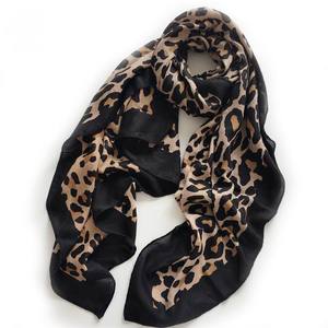 <span class=keywords><strong>Sciarpa</strong></span> con stampa <span class=keywords><strong>leopardata</strong></span> all'ingrosso di lusso Soft Touch <span class=keywords><strong>donna</strong></span> sciarpe personalizzate in microfibra cotone Hijab Voile <span class=keywords><strong>sciarpa</strong></span> - Product Image 2
