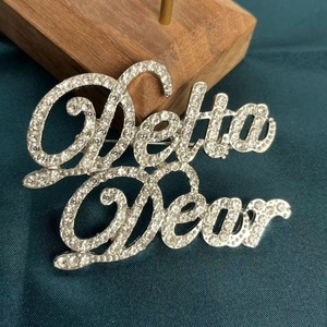 Broche de Solapa con Diseño Nuevo de la Hermandad Sigma Delta Dear, Broche de Aleación de Zinc Plateado para Mujer con Diamantes de Imitación Transparentes para Fiestas y Regalos - Product Image 4