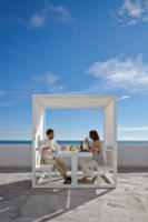 Ensemble de salle à manger cabana moderne avec banc et table cabana en aluminium au bord de la piscine