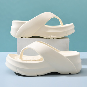 Sandales d'été confortables et antidérapantes pour femmes Guru en EVA, couleur blanc cassé, avec design bouche de poisson et talon compensé - Product Image 1
