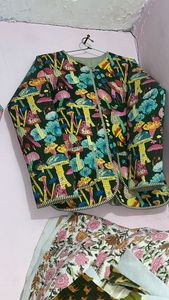 Chaqueta acolchada Kantha Floral transpirable hecha a medida con concha de seda de estilo vintage y forro de algodón para tiendas de moda boutique - Product Image 2